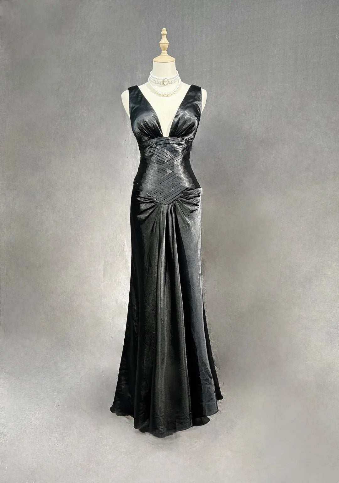 Modest Prom Dresses Mermaid Halter Black Satin With Ruffled Long Evening Outfits N3466